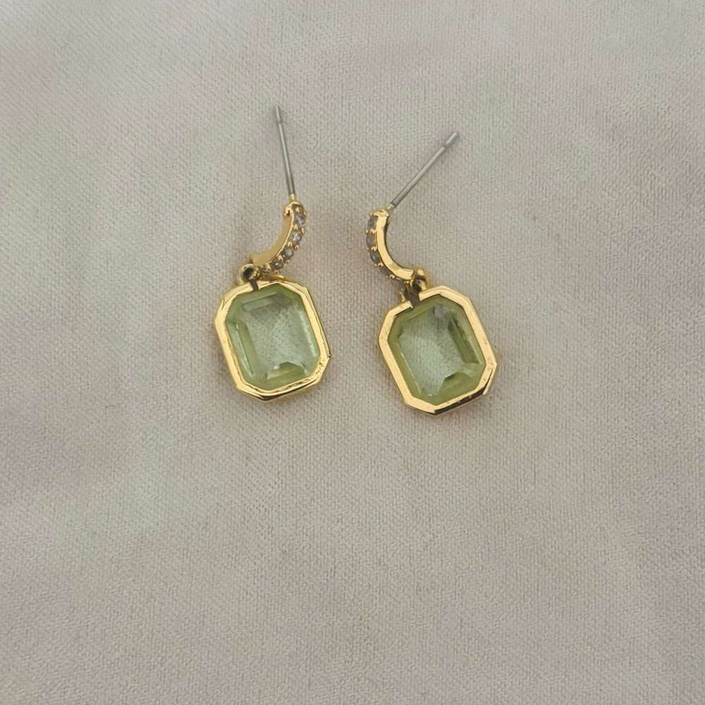 Kendra Scott’s Elegant Gold and Green Drop Earrings